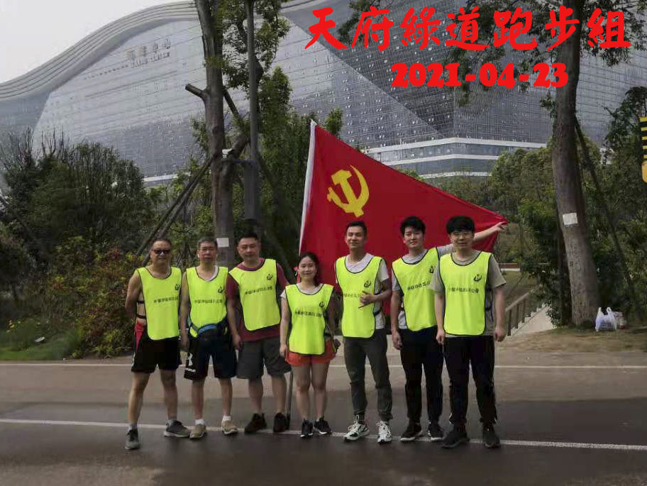 在奔驰中坚持，，，，，，，，在坚持中前进